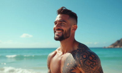 Athlète masculin souriant avec tatouage Maori sur l'épaule
