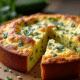 Gâteau de courgette et feta tranché sur table rustique