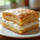 Millefeuille crème vanille sur assiette blanche