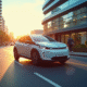 Voiture électrique Peugeot 208 en ville au lever du soleil